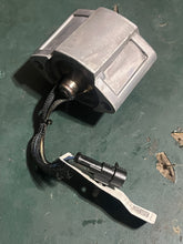 Cargar imagen en el visor de la galería, 90 hp Evinrude E-tec fuel injector strbd 5008826 & 5007147 2008-2012 two stroke 5007433 353518 353253 352875