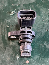 Cargar imagen en el visor de la galería, DF 200 150 hp Suzuki CAM POSITIONING SENSOR 33220-64L10 four stroke 2016-2024 some compatibility 40 50 60 70 80 90 100 115 140 175 hp