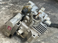 Cargar imagen en el visor de la galería, 150 175 200 hp Yamaha HIGH PRESSURE FUEL PUMP 68F-13910-10-00 68F-13910-00-00 two stroke 2004-2012