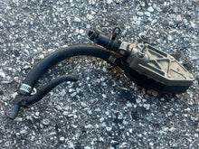 Cargar imagen en el visor de la galería, 140 hp Evinrude Johnson low pressure FUEL PUMP 438559 two stroke v4 1989