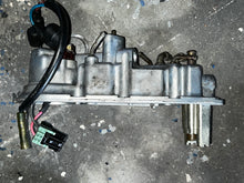 Cargar imagen en el visor de la galería, 150 - 300 hp Yamaha 68F-14182-01-00 VST FLOAT CHAMBER COVER 60V-14182-01-00 PUMP LEAD WIRE 68F-82509-00-00 2000-2011 two stroke HPDI