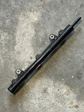 Lade das Bild in den Galerie-Viewer, f 225 250 300 350 hp Yamaha FUEL INJECTOR DELIVERY PIPE 1 6CB-13161-11-00 four stroke 2022-2024