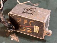 Lade das Bild in den Galerie-Viewer, 25 HP Johnson Evinrude Voltage Regulator Rectifier 584890 0584890 OMC 1997-2003 three cylinder 2 stroke 35 9.9 115 hp