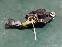 Cargar imagen en el visor de la galería, DT 225 200 175 150 hp Suzuki 37810-92E00 THROTTLE VALVE SENSOR ASSY 1987-2002 two stroke NLA OEM carburetor