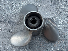 Cargar imagen en el visor de la galería, Michigan Wheel prop RAPTURE PROPELLER 13 1/4 x 17 Pitch RH Standard STAINLESS off of 115 Yamaha - for Two & Four Stroke 3 and 4 Cylinder