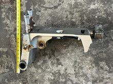 Cargar imagen en el visor de la galería, BF 150 135 hp 50201-ZW1-040ZA SWIVEL CASE 1999-2007+ 50100-ZY6-000 steering arm mounting frame & mount bracket four stroke