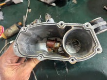 Cargar imagen en el visor de la galería, DF 225 250 200 hp Suzuki 15600-98J00 vst FUEL FLOAT CHAMBER four stroke 2004-2011