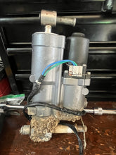Lade das Bild in den Galerie-Viewer, f 90 75 hp Yamaha POWER TRIM & TILT 6D8-43800-01-8D four stroke TRIM PUMP 2006-2012