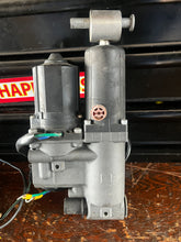 Lade das Bild in den Galerie-Viewer, MFS 50 40 hp Tohatsu PTT tilt & trim motor & pump assy 3Z5771800 3Z5771900 3Z577 FOUR STROKE 2015