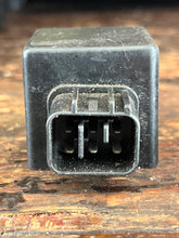 Cargar imagen en el visor de la galería, 150 -250 hp Yamaha FUEL RELAY 6-pin 68V-81950-00-00 SN2210 two stroke REC68V-81950-00
