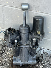 Lade das Bild in den Galerie-Viewer, PARTS f 150 hp Yamaha PTT POWER TRIM UNIT 63P-43800-13-00 four stroke NEEDS NEW MOTOR