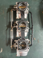 Cargar imagen en el visor de la galería, 75 hp Yamaha CARBURETOR SET carb 1 692-14301-45-00 CARB 2 692-14302-45-00 CARB 3 692-14303-45-00 two stroke 1995-2000 ACCELERATOR LEVER ROD 688-41217-01-00, CHOKE ROD 2 688-41257-01-00