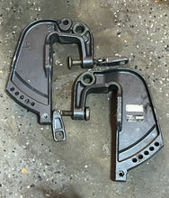 Lade das Bild in den Galerie-Viewer, F 25 hp Yamaha 65W-43112-00-4D strbd Stern clam bracket 65W-43111-00-4D port FOUR STROKE 1998