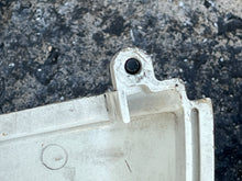 Load image into Gallery viewer, DF 150 hp Suzuki  SIDE COVER SET WHITE 62821-96J0-Y5S 61811-96J0-Y5S 2015-2018