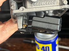 Cargar imagen en el visor de la galería, DF 25 hp Suzuki 13200-95J00 CARBURETOR twin V STARTER ASSY 13368-95J00 Four Stroke 2006-2014