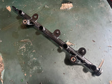 Cargar imagen en el visor de la galería, f 90 75 hp Yamaha FUEL injector DELIVERY PIPE 6D8-13161-00-00 four stroke 2005-2017