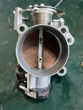 Cargar imagen en el visor de la galería, DF 200 hp Suzuki THROTTLE BODY 13300-96J00 four stroke 2015-2020 CABLE THROTTLE 63610-96J00 THROTTLE DRUM ASSY 19148-96J00 CABLE BRACKET 19184-96J00 compatible with some 150 175 hp
