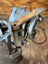 Lade das Bild in den Galerie-Viewer, 40 50 hp Yamaha 20” manual tilt MIDSECTION UPPER CASING 6H4-45111-10-4D SWIVEL 697-43311-03-4D STEERING ARM 6H4-42510-02-4D EXHAUST 6H4-41137-00-94 stern CLAMPS 697-43112-03-4D 697-43111-04-4D Two Stroke 2 cylinder 1994