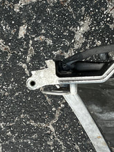 Lade das Bild in den Galerie-Viewer, LOCAL PICK UP ONLY: 200 - 300 hp Evinrude E-tec LOWER SIDE COVER starboard 25” 5005206 0350881 Two Stroke