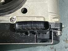 Cargar imagen en el visor de la galería, f 250 hp Yamaha intake THROTTLE BODY 6P2-13750-00-00 four stroke 2005-2010