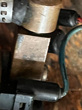 Cargar imagen en el visor de la galería, sold shopify aug2025—-250 225 200 HP Yamaha 65L-14980-00-00 FLOAT CHAMBER, 65L-14182-00-00 COVER, 65L-13907-00-00 FUEL PUMP ox66 1997-1998 Two Stroke