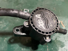 Cargar imagen en el visor de la galería, DF 200 hp Suzuki FUEL PUMP 15100-96J01 four stroke 2020-2024 HOSES 15193-96J11 15194-96J11