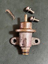 Cargar imagen en el visor de la galería, 150 - 300 hp Yamaha vst PRESSURE REGULATOR 68F-13906-10-00 two stroke HPDI