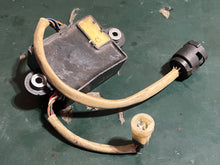 Cargar imagen en el visor de la galería, 150 175 200 hp Yamaha OIL LEVEL CONTROL UNIT ASSY 6E5-85740-02-00 emergency shut off 1984-2003 two stroke