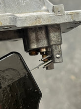 Load image into Gallery viewer, f 150 hp Yamaha VST 63P-14180-00-00 FLOAT CHAMBER & 63P-13907-01-00 FUEL PUMP tested FOUR STROKE 2005 nla, super #s: 63P-14180-01-00, 63P-14180-02-00, 63P-14180-03-00 2005-2007