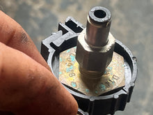 Cargar imagen en el visor de la galería, 115 90 hp Mercury Optimax PRESSURE SENSOR 881879A7 FITTING 892403 Two Stroke 3 Cylinder DFI 2008 some 200-300 hp