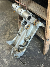 Cargar imagen en el visor de la galería, BF 150 135 hp 50201-ZW1-040ZA SWIVEL CASE 1999-2007+ 50100-ZY6-000 steering arm mounting frame & mount bracket four stroke