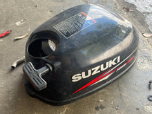 Cargar imagen en el visor de la galería, DF 2.5 hp Suzuki ENGINE COVER 61401-97830-YR9 RECOIL 18100-97JM0 four stroke 2024