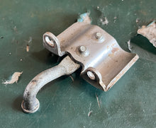 Load image into Gallery viewer, 115 - 250 hp Yamaha TOP COWLING HOLDER 6R3-42647-00-00 HOOK 6R3-42814-00-00 engine cover Saltwater Series two stroke 1990-2001 some compatibility 115 130 150 175 200 225 250 hp
