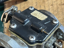 Cargar imagen en el visor de la galería, 70 hp Johnson Evinrude 0436607 CARBURETOR ASSEMBLY carb 1-3 Two Stroke 1993-94 1094-97 e70tlets 337805 cover 330503 bowl 0320921 ORIFICE PLUG 55d