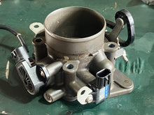 Cargar imagen en el visor de la galería, BF 135 150 hp Honda THROTTLE BODY 16400-ZY6-013 four stroke 2007-up