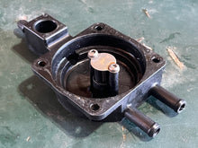 Cargar imagen en el visor de la galería, 40 - 90 hp Evinrude E-tec cst FUEL VAPOR SEPARATOR chamber 5009033 BOTTOM COVER two stroke af aa 40-300hp