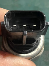 Load image into Gallery viewer, f 150 hp Yamaha OIL PRESSURE SENDER 6AW-83651-00-00 four stroke 150-300hp 2007-2019
