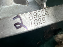 Cargar imagen en el visor de la galería, 75 hp Yamaha CARBURETOR SET carb 1 692-14301-45-00 CARB 2 692-14302-45-00 CARB 3 692-14303-45-00 two stroke 1995-2000 ACCELERATOR LEVER ROD 688-41217-01-00, CHOKE ROD 2 688-41257-01-00