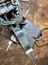 Lade das Bild in den Galerie-Viewer, 40 50 hp Yamaha 20” MIDSECTION UPPER CASING 6H4-45111-10-4D SWIVEL 6H5-43311-04-4D STEERING BRACKET 6H4-42510-02-4D two stroke 1994