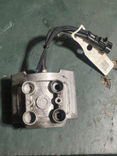 Cargar imagen en el visor de la galería, 90 hp Evinrude E-tec fuel injector strbd 5008826 & 5007147 2008-2012 two stroke 5007433 5007432 353518