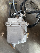 Load image into Gallery viewer, f 150 hp Yamaha VST 63P-14180-00-00 FLOAT CHAMBER & 63P-13907-01-00 FUEL PUMP tested FOUR STROKE 2005 nla, super #s: 63P-14180-01-00, 63P-14180-02-00, 63P-14180-03-00 2005-2007