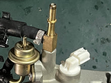 Cargar imagen en el visor de la galería, f 250 hp Yamaha VST FLOAT CHAMBER ASSY 6P2-14180-01-00 6P2-14180-00-00 FUEL PUMP 6P2-13907-00-00 PRESSURE REGULATOR 6P2-13906-00-00 four stroke 2005-06