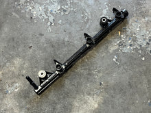 Lade das Bild in den Galerie-Viewer, 250 Yamaha FUEL INJECTOR DELIVERY PIPE 2 6P2-13170-10-00 four stroke 2005-2015 some compatibility 200 225 hp