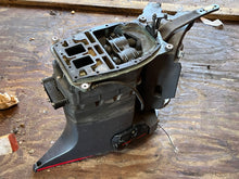 Lade das Bild in den Galerie-Viewer, 250 225 hp Yamaha VMax MIDSECTION 20” SWIVEL 64E-43311-10-8D STEERING 66K-42510-01-8D MOUNT 60X-44551-00-8D UPPER CASING 60X-45111-01-8D EXHAUST 60V-41137-20-94 two stroke 3.1 liter 2005-2008