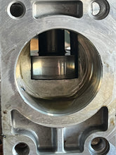 Lade das Bild in den Galerie-Viewer, 250 hp Yamaha CAMSHAFT ASSY 1 with gear 60V-12170-00-00 two stroke HPDI 3.3 Liter 2003-2009 some compatibility 200 225 300 hp