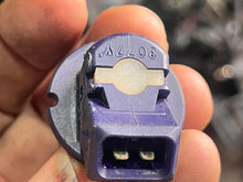 Cargar imagen en el visor de la galería, Mercury FUEL INJECTOR 804527 purple Two Stroke Optimax 115 - 250 hp