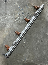 Load image into Gallery viewer, DF 150 hp Suzuki FUEL INJECTORS 15710-96J00 DELIVERY PIPE rail 15751-96J00 four stroke 175 200 hp compatible