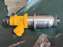 Lade das Bild in den Galerie-Viewer, 250 300 hp Yamaha HPDI FUEL INJECTOR 60V-13761-00-00 e7t25080 two stroke 2003-2009 some compatibility 200 225 hp cleaned