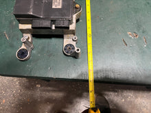 Cargar imagen en el visor de la galería, 150 - 250 hp Yamaha HPDI (2) 60V-8591B-00-00 INJECTOR DRIVER ASSY 60V-85542-00-94 BRACKET two stroke 2003-2011