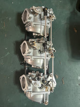 Cargar imagen en el visor de la galería, 75 hp Yamaha CARBURETOR SET carb 1 692-14301-45-00 CARB 2 692-14302-45-00 CARB 3 692-14303-45-00 two stroke 1995-2000 ACCELERATOR LEVER ROD 688-41217-01-00, CHOKE ROD 2 688-41257-01-00